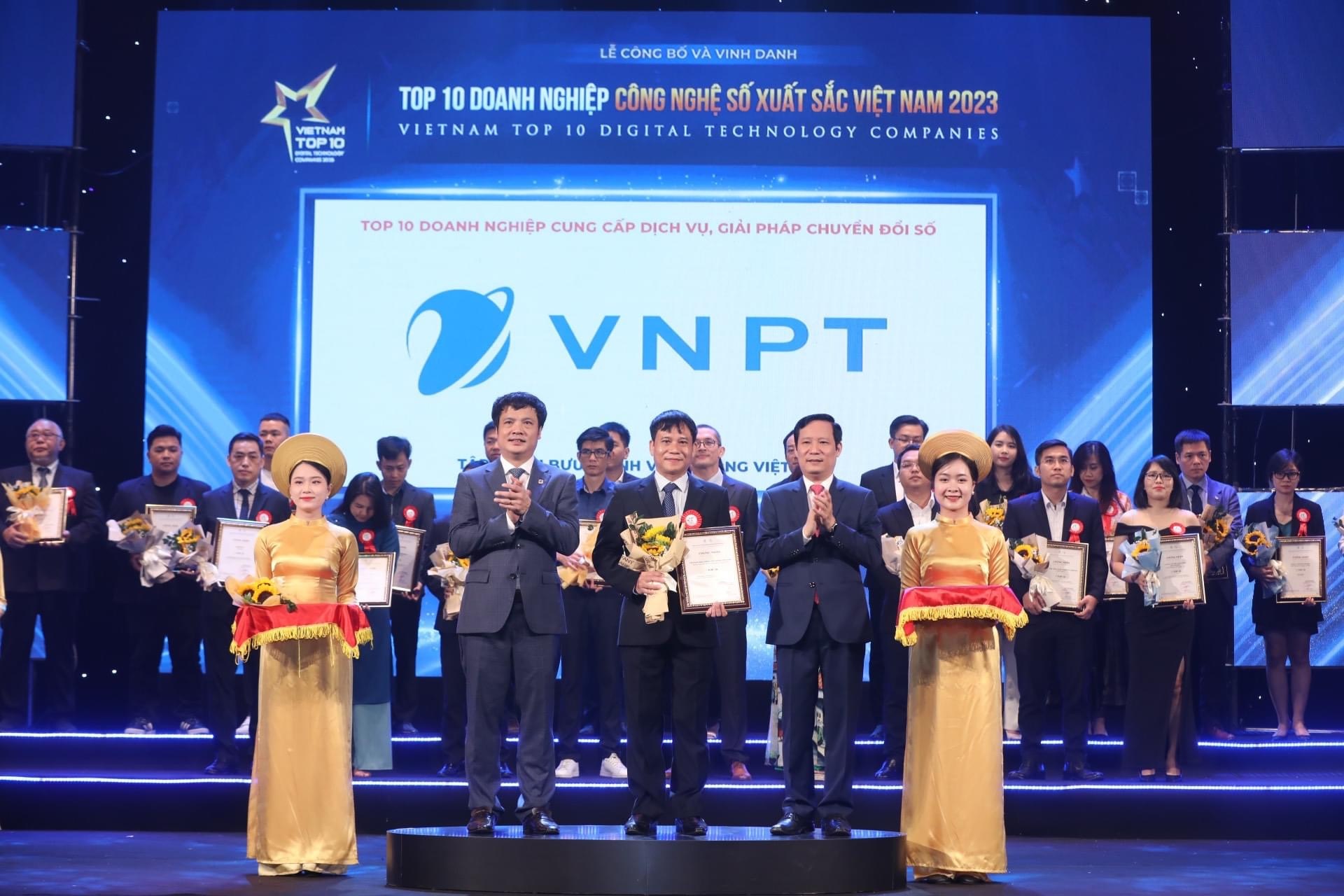 Đại diện Tập đoàn VNPT lên nhận chứng nhận TOP 10 Doanh nghiệp cung cấp dịch vụ, giải pháp chuyển đổi số