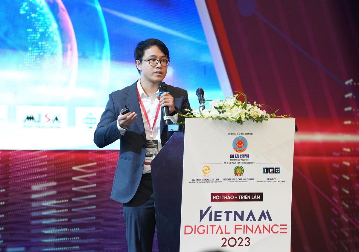  Ông Nguyễn Quang Huy - Giám đốc Nền tảng Định danh và xác thực điện tử VNPT tham luận tại Hội thảo