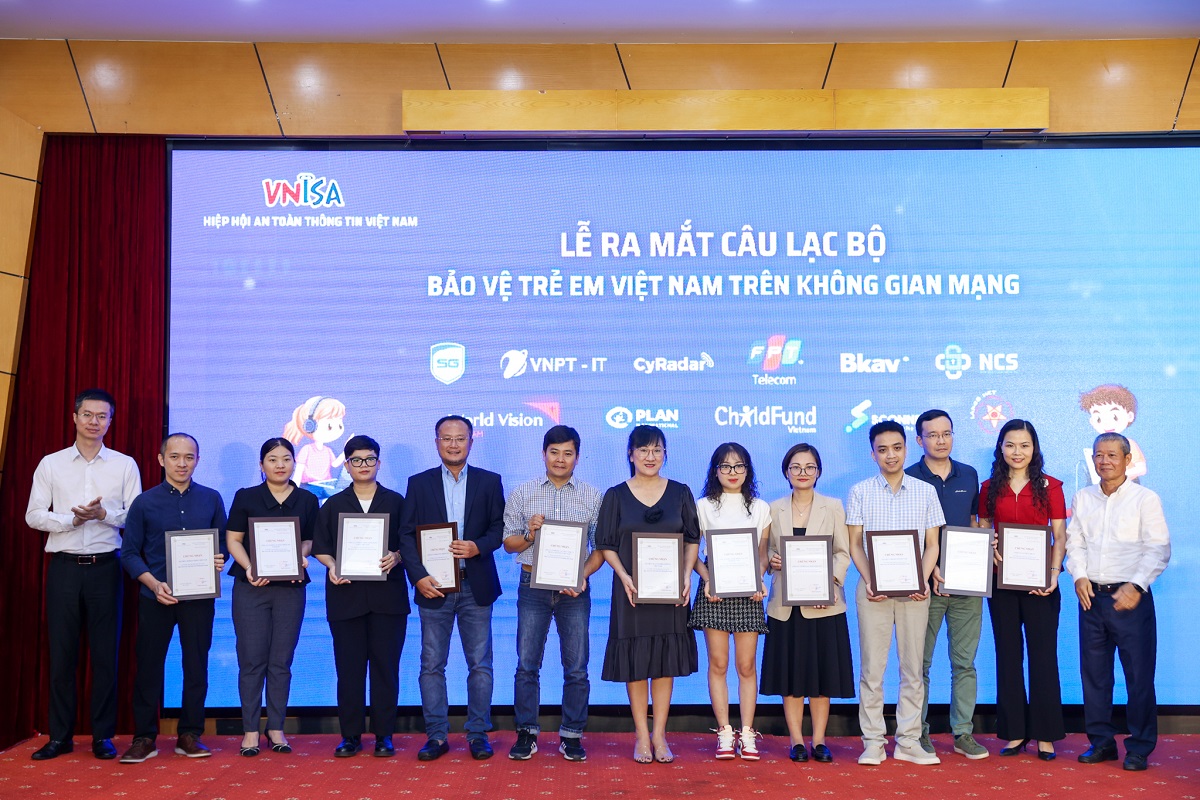 Chủ tịch VNISA Nguyễn Thành Hưng và Phó Cục trưởng phụ trách Cục An toàn thông tin Trần Đăng Khoa trao chứng nhận thành viên ban đầu cho đại diện 11 doanh nghiệp, tổ chức.
