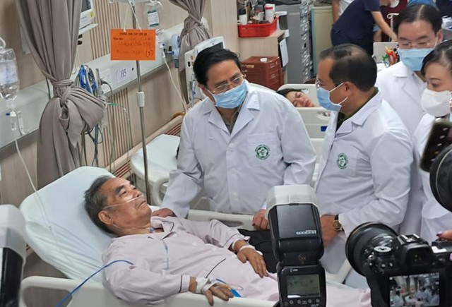 Thủ tướng tới Bệnh viện Bạch Mai, kiểm tra công tác cứu chữa những người gặp nạn, động viên các y bác sĩ đang làm nhiệm vụ này - Ảnh: VGP
