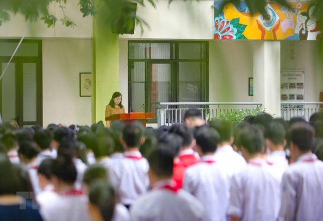Giáo viên, học sinh Trường Trung học Cơ sở Khương Đình dành 1 phút tưởng niệm các nạn nhân tử vong trong vụ cháy chung cư mini tại phố Khương Hạ (Thanh Xuân, Hà Nội). (Ảnh: Thanh Tùng/TTXVN)