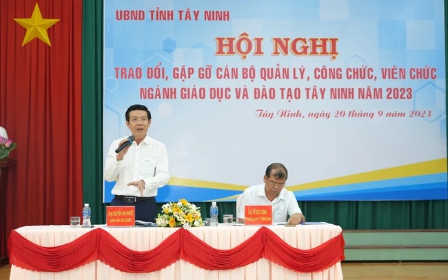 Giám đốc Sở Giáo dục và Đào tạo tỉnh Tây Ninh Nguyễn Văn Phước (trái) trình bày những giải pháp nhằm tháo gỡ khó khăn trong công tác giáo và dục đào tạo trong thời gian tới. Ảnh: Minh Phú - TTXVN