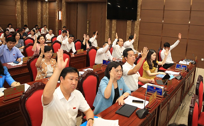 Các đại biểu biểu quyết thông qua Nghị quyết tại kỳ họp