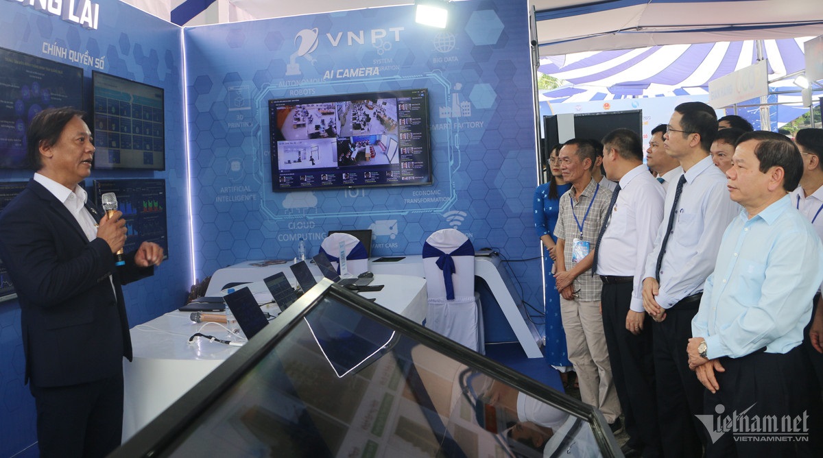 Tập đoàn VNPT đã có gian hàng tham gia Triển lãm giới thiệu các nền tảng, giải pháp chuyển đổi số tới các tổ chức, doanh nghiệp, và người dân trên địa bàn tỉnh Quảng Ngãi được khai trương từ ngày 28/9. (Ảnh: Ánh Hằng/VietnamNet)