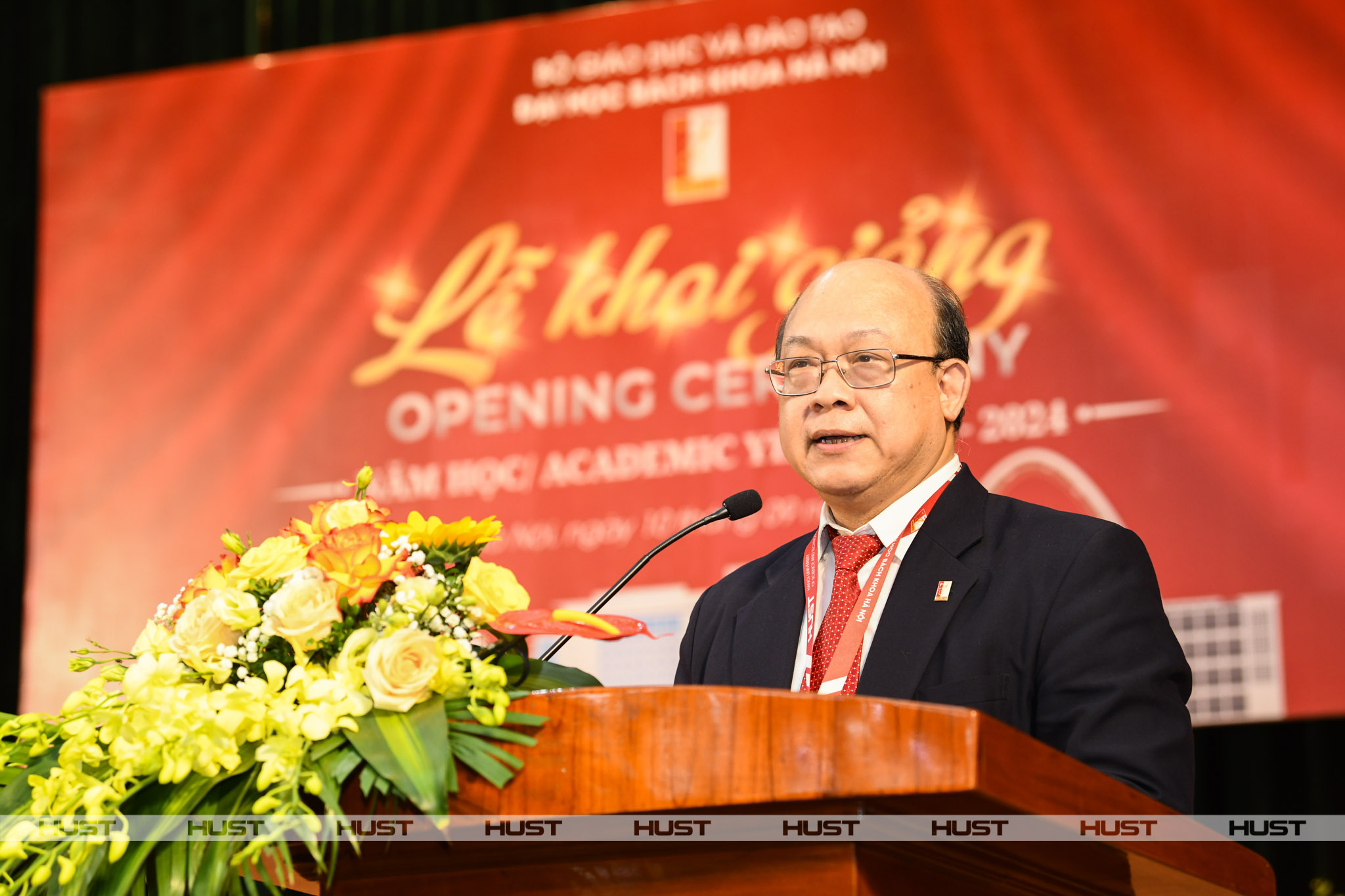 PGS. Huỳnh Quyết Thắng - Giám đốc ĐHBK Hà Nội - chia sẻ với các sinh viên tại Lễ Khai giảng năm học mới 2023-2024.