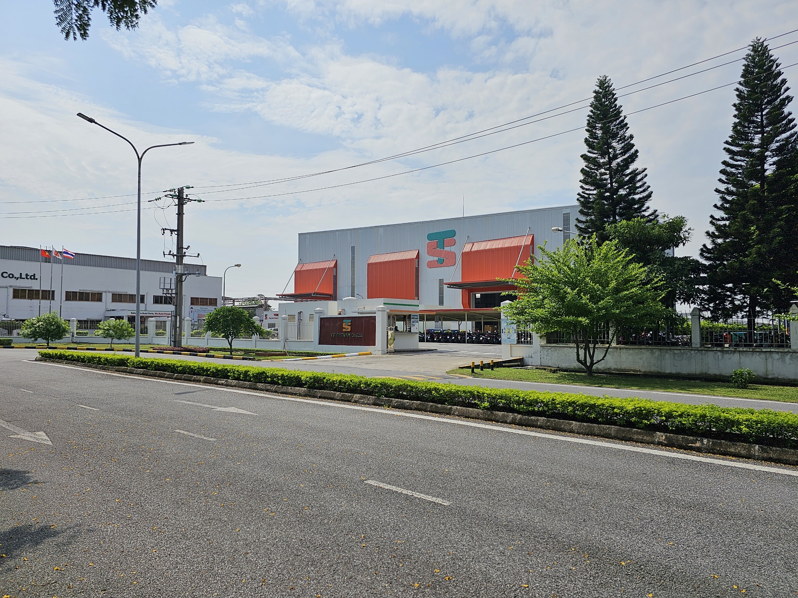 KCN Nội Bài là nơi đặt trụ sở của hơn 40 doanh nghiệp, chủ yếu là các doanh nghiệp Nhật Bản, tạo việc làm cho 18.000 lao động