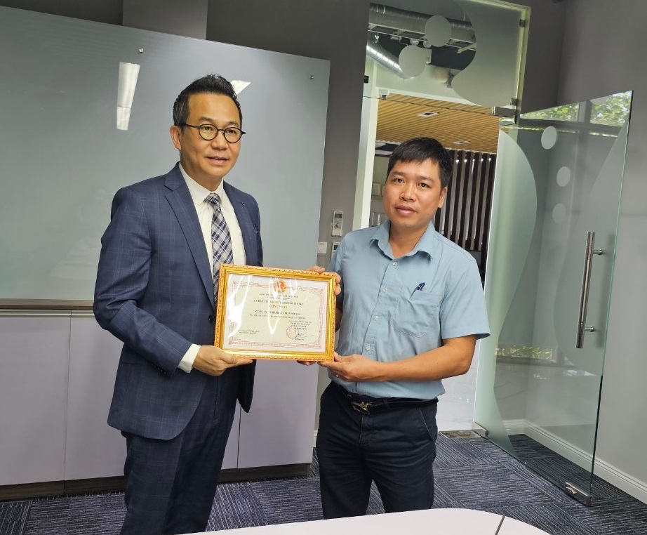 Tổng Giám đốc Au Sing Choy (trái), nhận bằng của UBND TP Hà Nội “Công nhận đạt tiêu chuẩn về an toàn về An ninh, trật tự năm 2022” cho Công ty TNHH Phát triển Nội Bài
