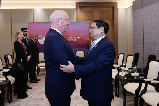 Thủ tướng Chính phủ Phạm Minh Chính gặp Chủ tịch Diễn đàn Kinh tế thế giới (WEF) Klaus Schwab - Ảnh: VGP