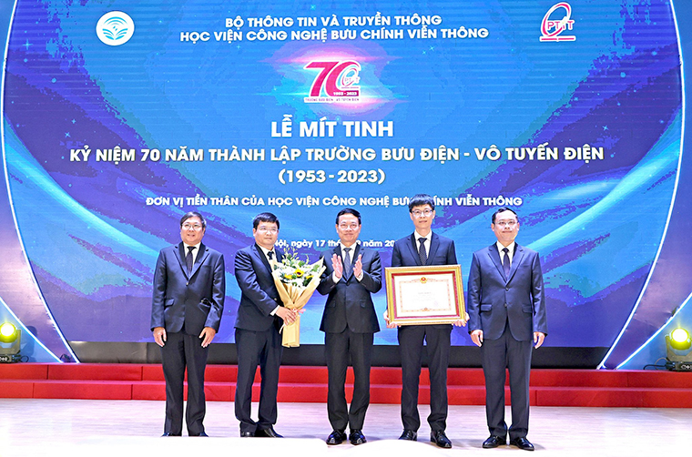 Bộ trưởng Bộ Thông tin và Truyền thông Nguyễn Mạnh Hùng trao tặng Bằng khen của Thủ tướng Chính phủ cho Học viện về những thành tích trong giai đoạn 2018 – 2022