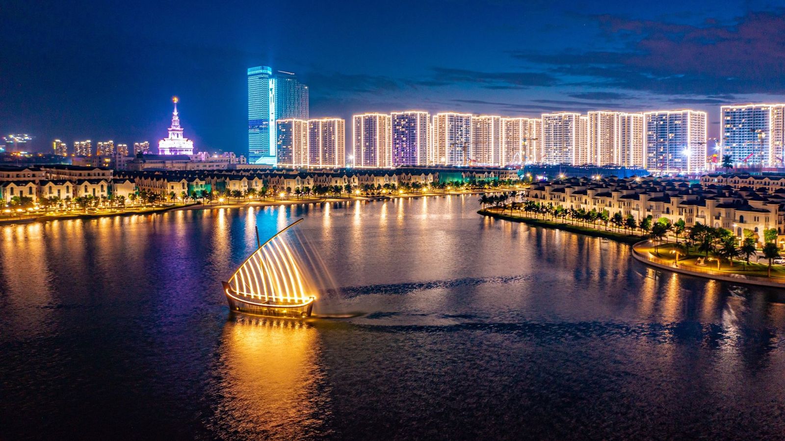 Toàn cảnh quận “Ocean Park” về đêm với những tòa nhà cao tầng, tháp văn phòng, đại học VinUni… được thắp sáng đã và đang thu hút đông đảo cộng đồng người nước ngoài tại Việt Nam.