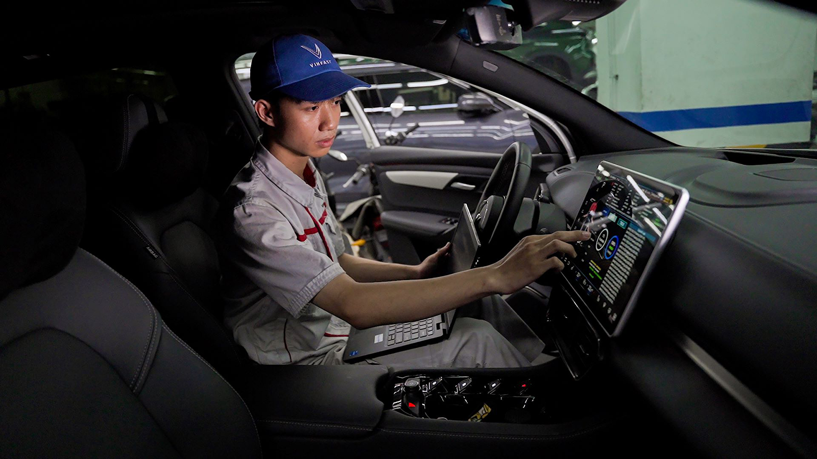Kỹ thuật viên của VinFast nâng cấp phần mềm cho xe của khách hàng