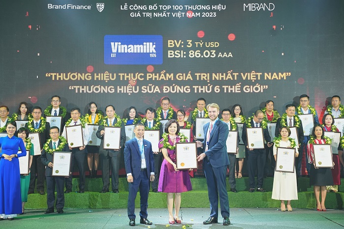 Bà Bùi Thị Hương, Giám
đốc Điều hành Nhân sự - Hành chính - Đối ngoại, đại diện Vinamilk đón
nhận các chứng nhận từ Brand
Finance (Ảnh: Mibrand)