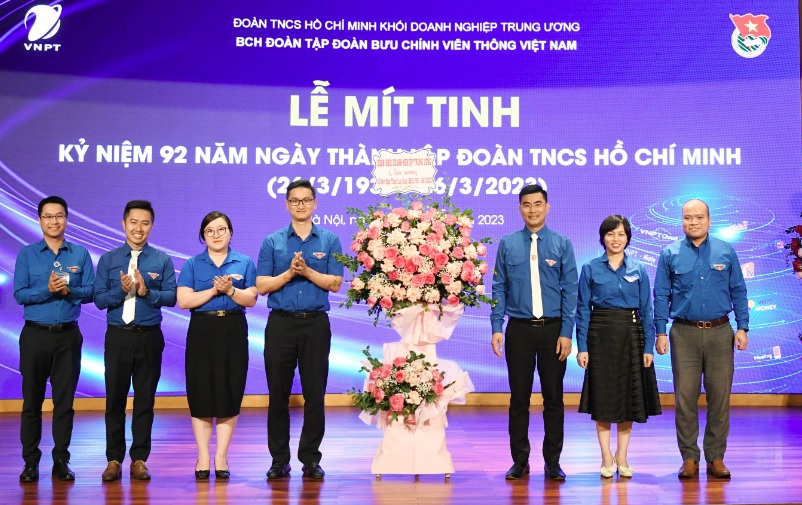 Ban Thường vụ Đoàn Khối DNTW tặng hoa chúc mừng.