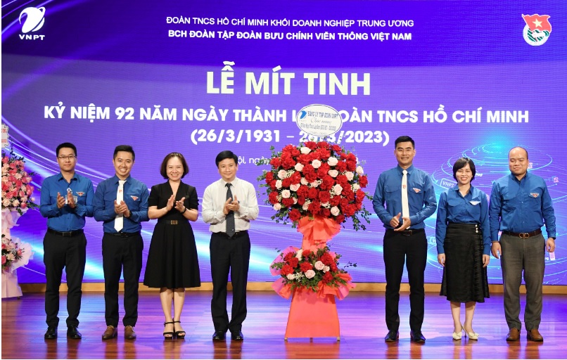 Đại diện lãnh đạo Tập đoàn tặng hoa chúc mừng Đoàn TN Tập đoàn.