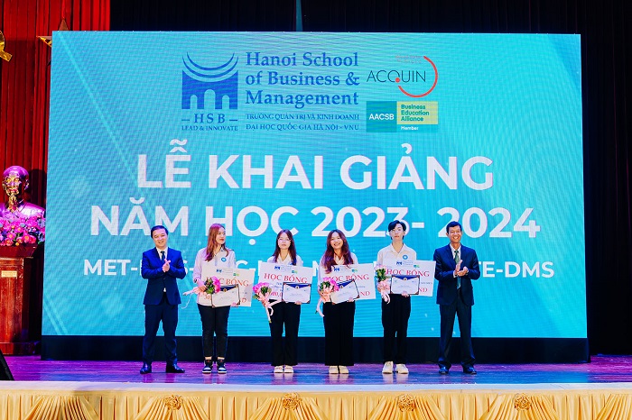 Lãnh đạo Nhà trường trao các suất học bổng cho sinh viên có kết quả đầu vào xuất sắc