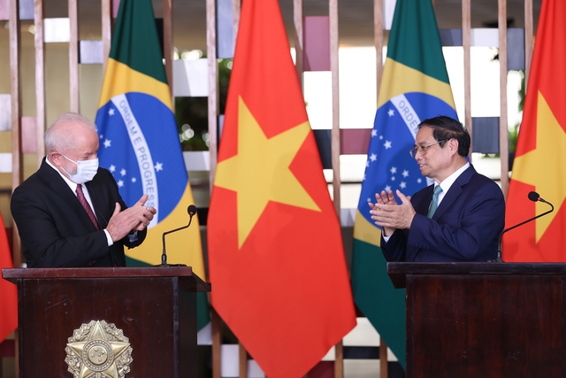 Ngay sau hội đàm, Thủ tướng Phạm Minh Chính và Tổng thống Brazil Luiz Inacio Lula da Silva đã có cuộc gặp gỡ, trao đổi với báo chí