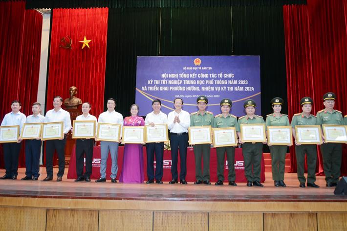Thứ trưởng Phạm Ngọc Thưởng trao bằng khen của Bộ trưởng Bộ GDĐT cho các tập thể có nhiều đóng góp trong tổ chức Kỳ thi tốt nghiệp THPT năm 2023