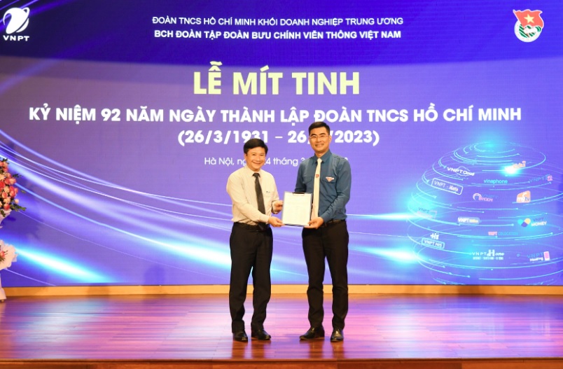 Phó Bí thư Đảng ủy Tập đoàn Hoàng Đức Sơn đã trao danh sách Đoàn viên ưu tú Đoàn thanh niên giới thiệu cho Đảng bồi dưỡng, kết nạp cho Đoàn TN Tập đoàn.