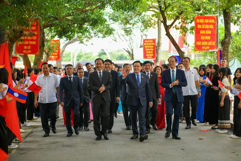 Chủ tịch Quốc hội Vương Đình Huệ và các đại biểu đến tham dự Lễ khai giảng năm học 2023 - 2024 của Trường Hữu nghị T78.