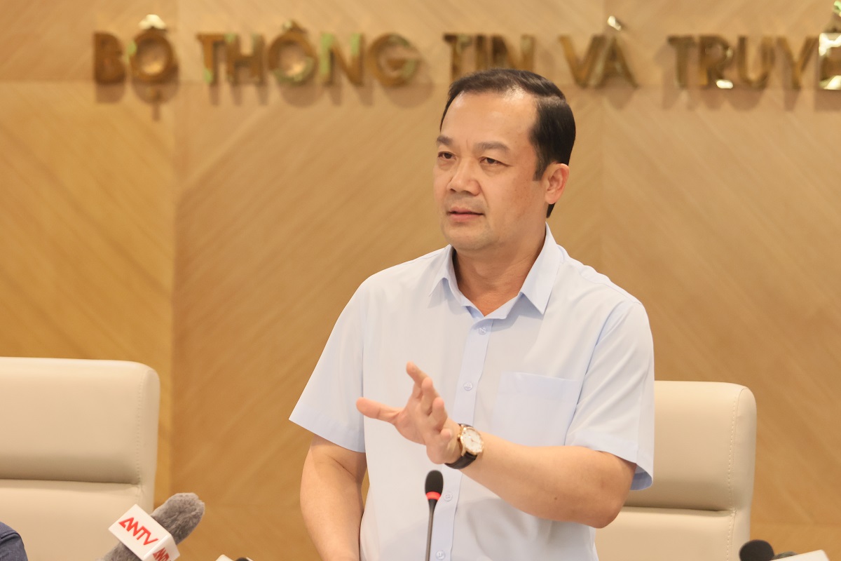 Thứ trưởng Bộ TT&TT Phạm Đức Long phát biểu tại buổi họp báo thường kỳ chiều 6/9
