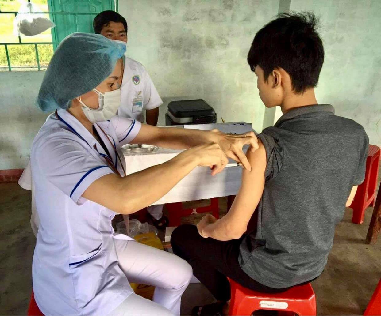 Tiêm vaccine phòng bệnh bạch hầu cho người dân. Ảnh: BYT