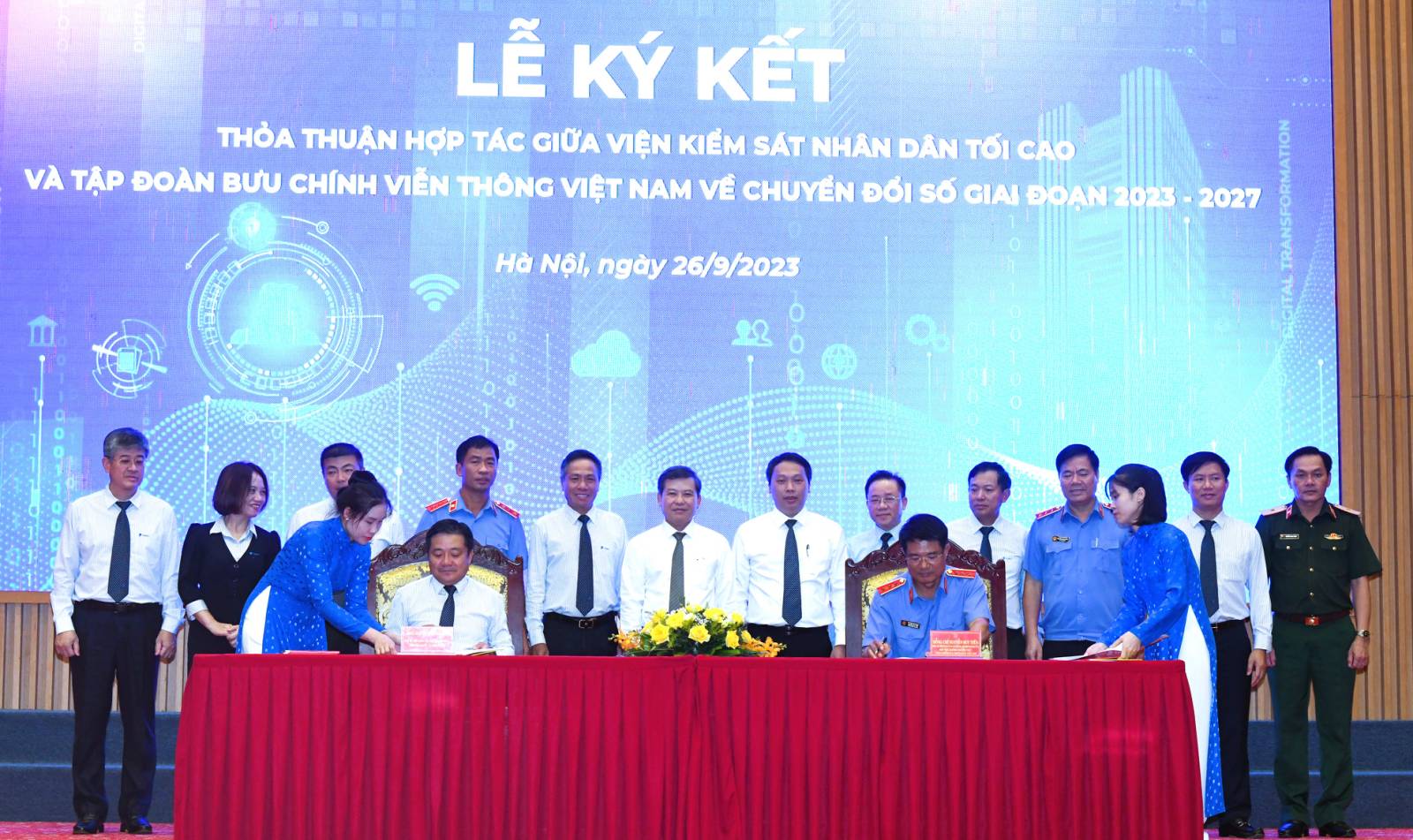 Tổng GĐ TĐ VNPT Huỳnh Quang Liêm và Phó Viện trưởng Thường trực Viện KSNDTC Nguyễn Huy Tiến đại diện hai Bên ký kết Thỏa thuận hợp tác