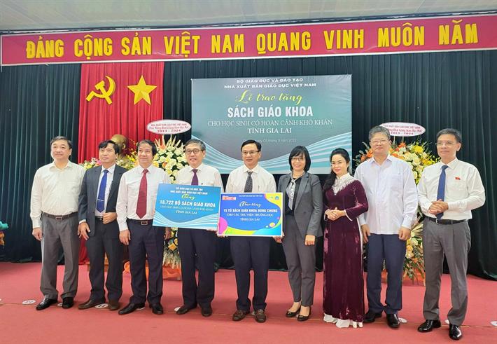 Nhà Xuất bản Giáo dục Việt Nam đã trao tặng 18.722 bộ sách giáo khoa cho Sở GDĐT Gia Lai