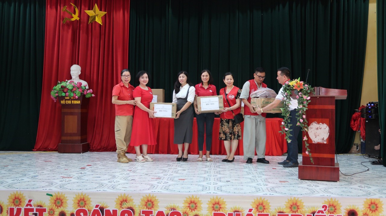 Ông Nguyễn Văn Nhung- Phó Chủ tịch Quỹ Next-G trao quà tặng