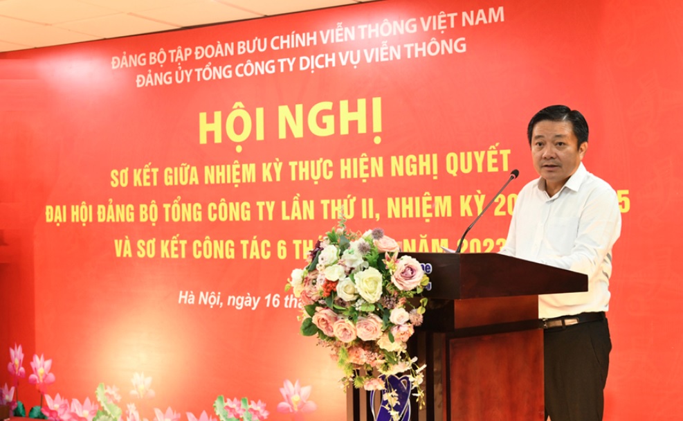 Đồng chí Huỳnh Quang Liêm - Phó Bí thư Đảng ủy, Thành viên HĐTV, Tổng Giám đốc Tập đoàn phát biểu chỉ đạo tại hội nghị