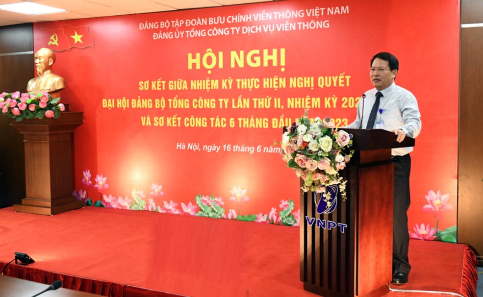 Đồng chí Nguyễn Văn Tấn - Phụ trách Đảng bộ, Quyền Tổng Giám đốc TCT VNPT VinaPhone phát biểu tiếp thu hội nghị