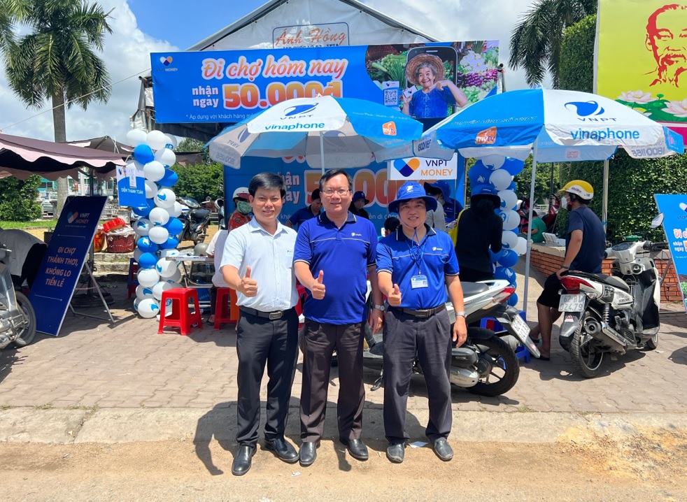 Chiến binh số Bùi Ngọc Tiên (Ngoài cùng bên phải)