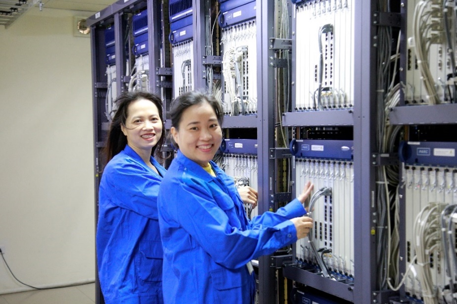 Nữ cán bộ kỹ thuật Tổng Công ty Hạ tầng mạng lắp đặt, kết nối hệ thống tổng đài