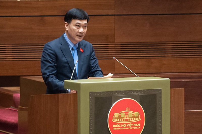 Chủ nhiệm Ủy ban Kinh tế của Quốc hội Vũ Hồng Thanh trình bày báo cáo thẩm tra 