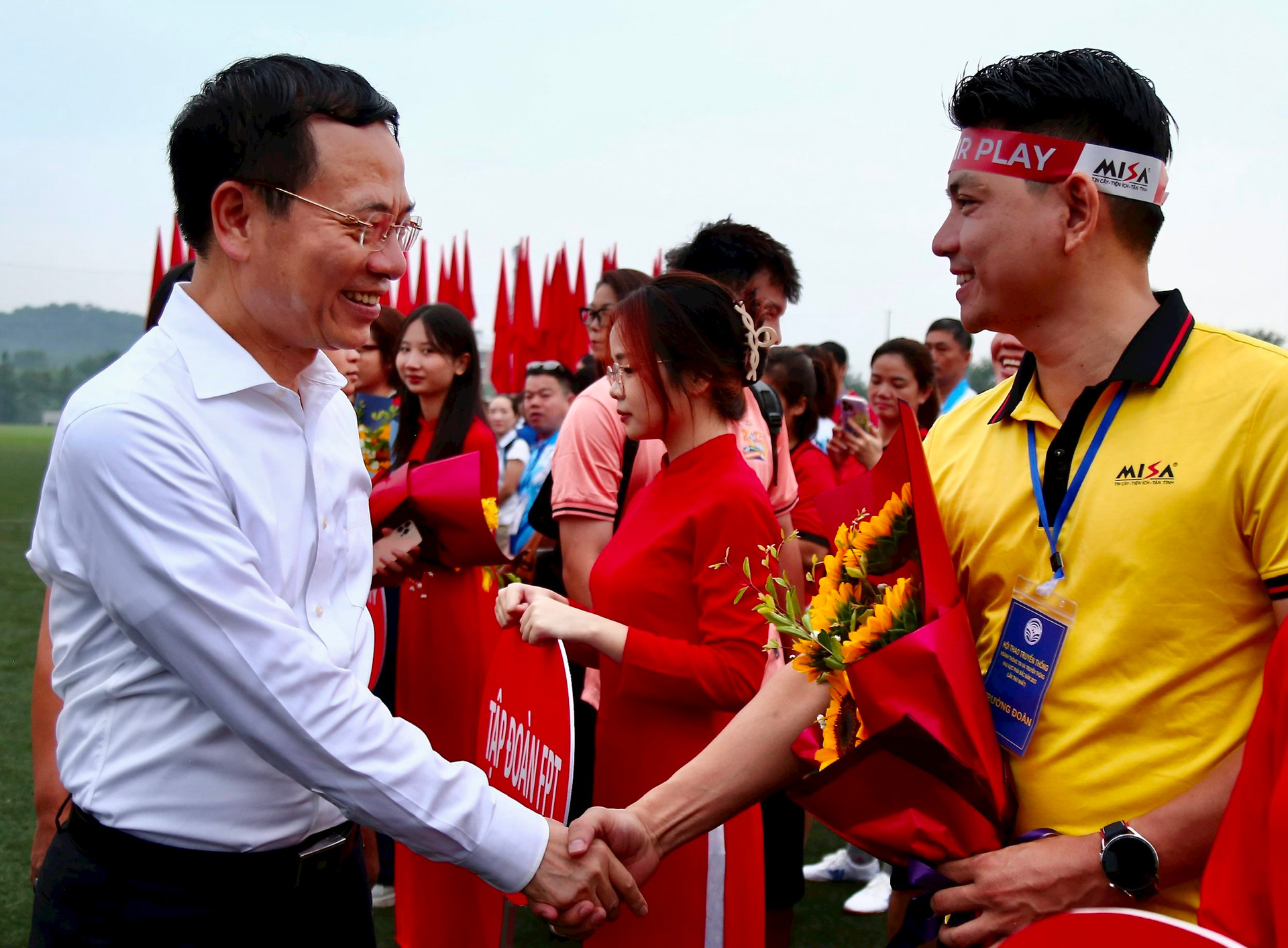 Bộ trưởng Nguyễn Mạnh Hùng trao cờ lưu niệm và tặng hoa các đội tham dự Hội thao