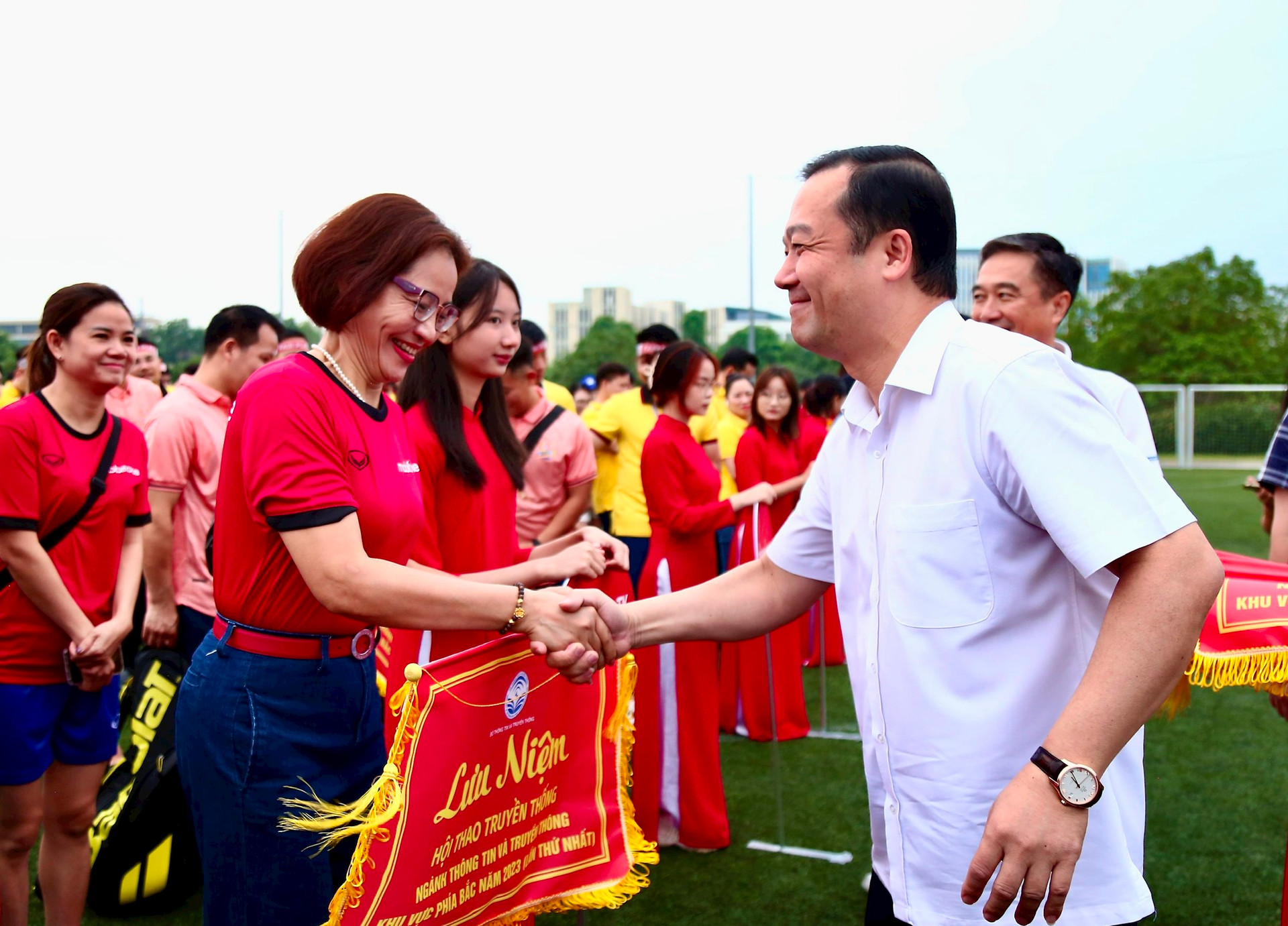 Thứ trưởng Phạm Đức Long trao cờ lưu niệm và tặng hoa các đội tham dự Hội thao