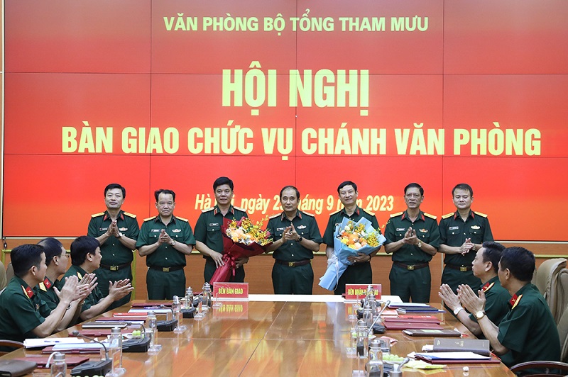 Thượng tướng Phùng Sĩ Tấn và các đại biểu chúc mừng Thiếu tướng Đỗ Mạnh Vui và Đại tá Trần Tuấn Hùng.