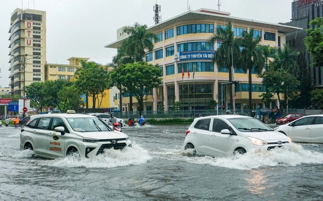 Mưa kéo dài khiến nhiều tuyến phố Đà Nẵng bị ngập. Ảnh: Dân trí