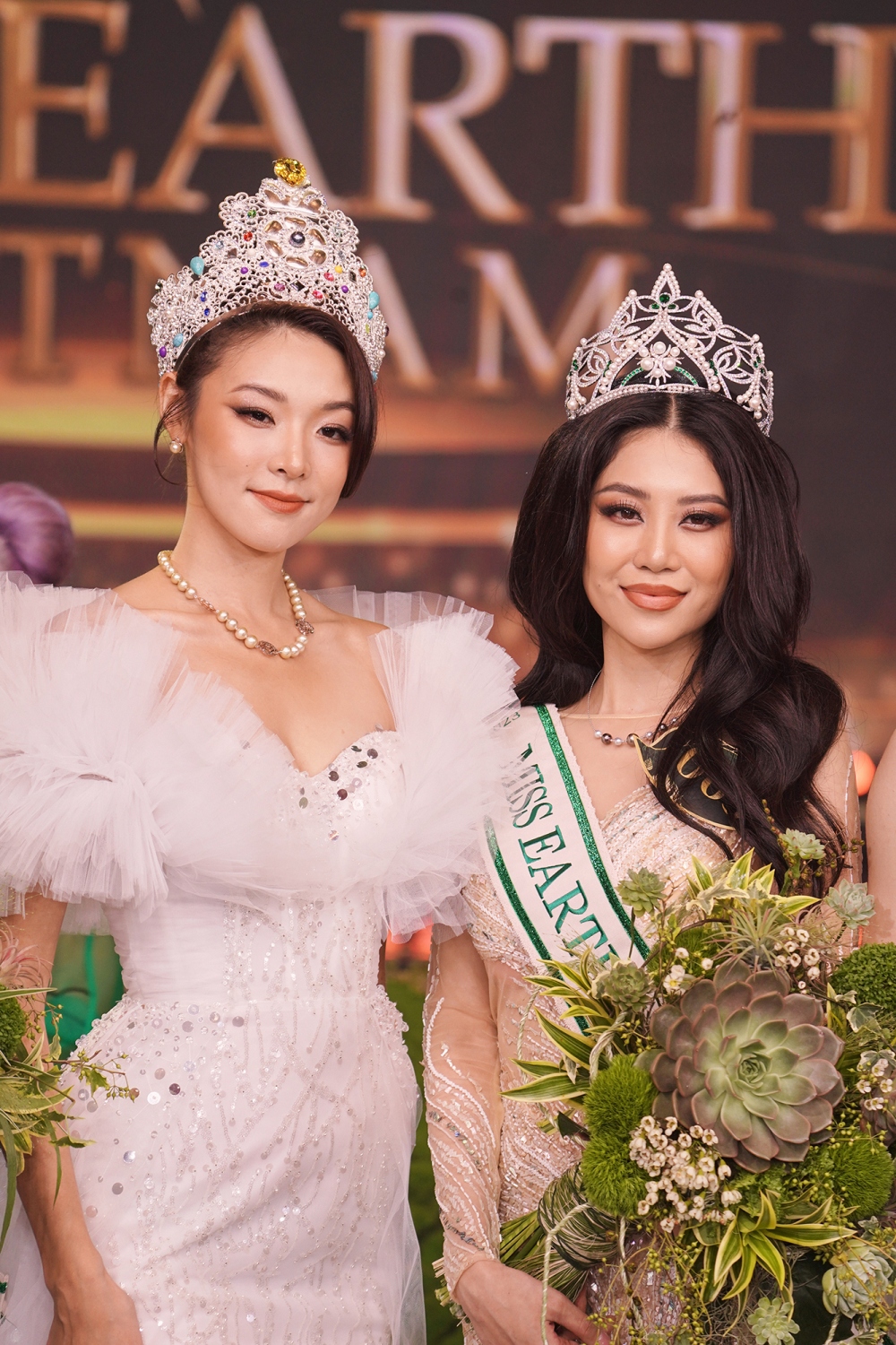 Miss Earth 2022 Mina Sue Choi và Tân Hoa hậu Đỗ Thị Lan Anh.