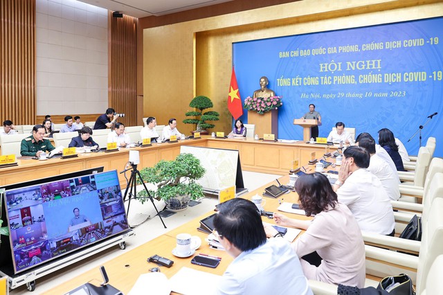Thủ tướng Chính phủ Phạm Minh Chính chủ trì Hội nghị tổng kết công tác phòng, chống dịch COVID-19 trực tuyến với các địa phương. Ảnh: VGP/HM
