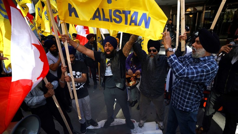 Những người biểu tình phản đối phái đoàn ngoại giao Ấn Độ ở Canada