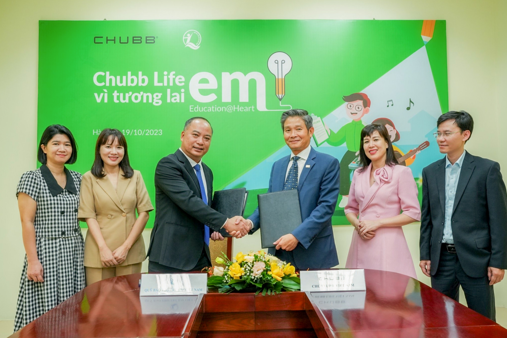 Ông Đinh Tiến Hải - Giám đốc Quỹ BTTEVN (trái) và ông Nguyễn Hồng Sơn - Tổng giám đốc Chubb Life Việt Nam (phải) trong buổi ra mắt chương trình “Chubb Life vì tương lai em”