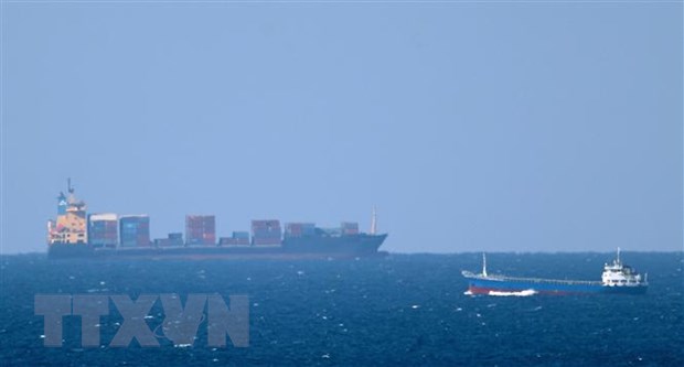 Tàu chở hàng hóa tiến về phía Eo biển Hormuz, ngoài khơi Khasab, Oman. (Ảnh: AFP/TTXVN)