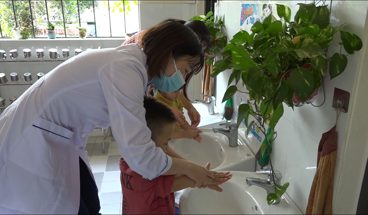 Ngành y tế hỗ trợ trường học hướng dẫn học sinh rửa tay với xà phòng để phòng dịch.