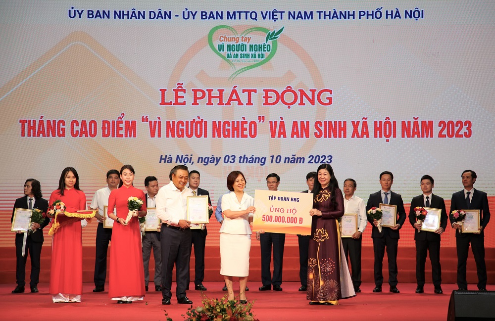 Đại diện Tập đoàn BRG trao ủng hộ 500 triệu đồng cho “Quỹ Vì người nghèo” năm 2023