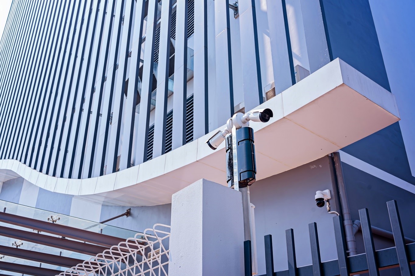 VNPT IDC Hòa Lạc được trang bị hệ thống giám sát an ninh 6 lớp bảo mật hiện đại nhất từ ngoài vào trong Data Hall, giúp đảm bảo năng lực an toàn bảo mật thông tin theo cấp độ 5 - cấp độ cao nhất theo Nghị định 85. 