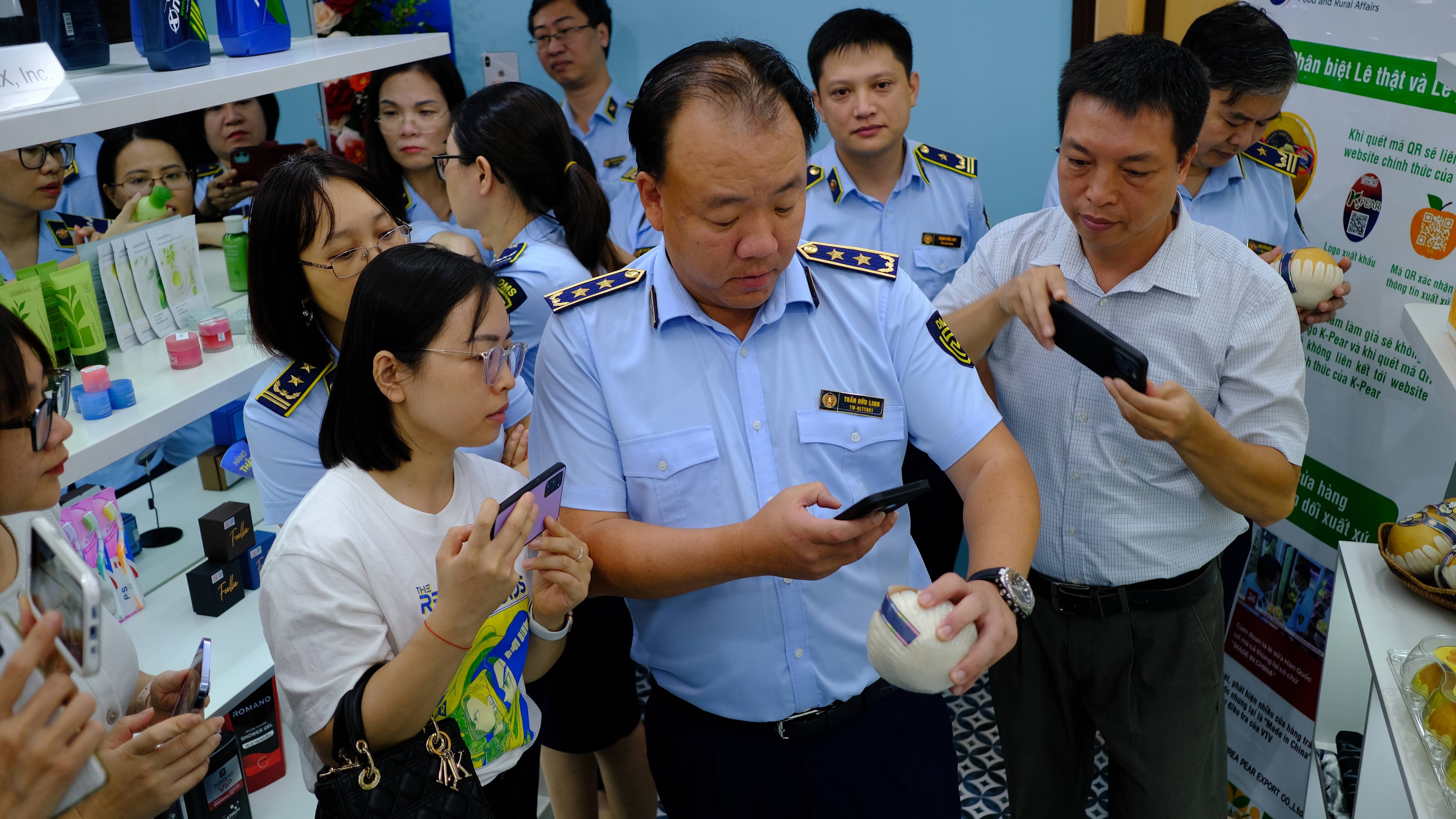 Tổng Cục trưởng Trần Hữu Linh giới thiệu các đặc điểm nhận diện hàng hóa chính hãng và hàng xâm phạm quyền sở hữu trí tuệ