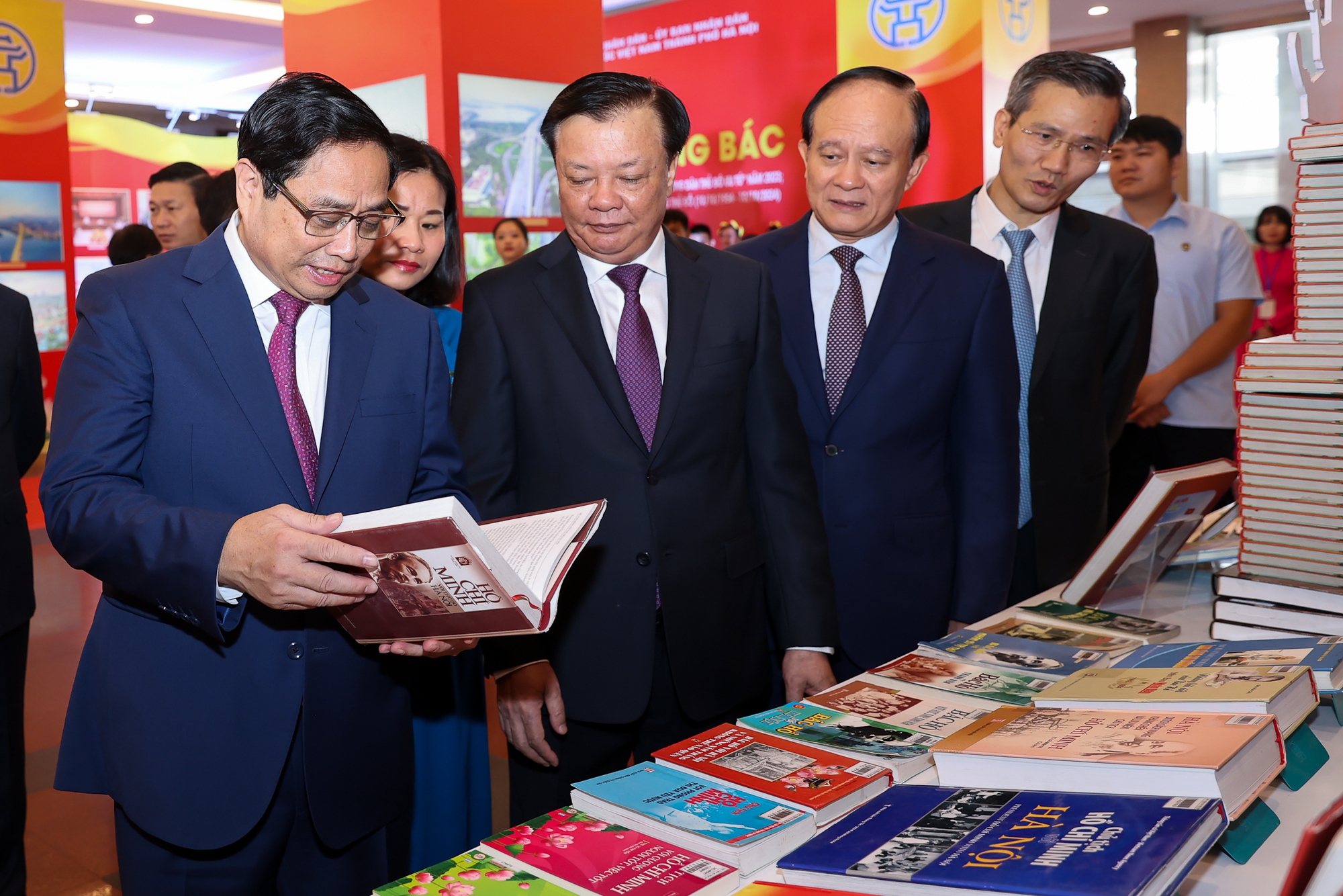 Thủ tướng và các đại biểu thăm triển lãm sách, ảnh Hà Nội Ngàn hoa dâng Bác