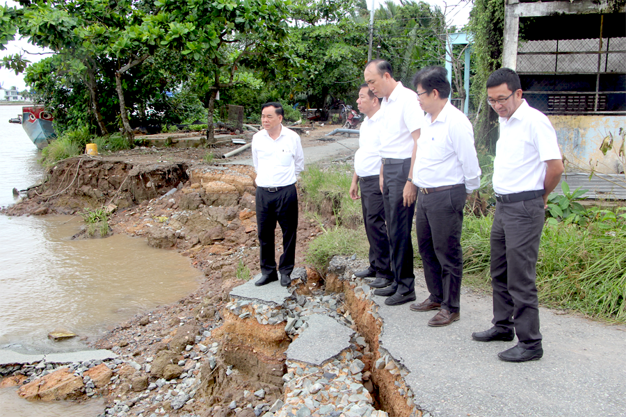 Chủ tịch UBND tỉnh Trần Ngọc Tam cùng Đoàn công tác khảo sát khu vực sạt lở thuộc xã Giao Long, huyện Châu Thành. 
