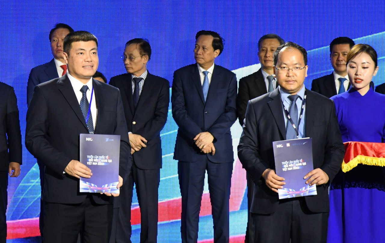 Phó Tổng Giám đốc Tập đoàn VNPT Ngô Diên Hy lên nhận Bằng khen của Ban tổ chức cho giải pháp VNPT HKD được vinh danh trong 12 giải pháp tiêu biểu, tiềm năng