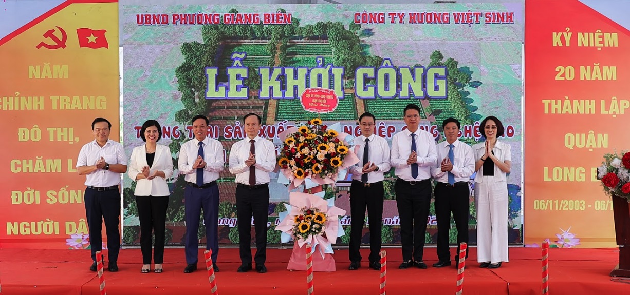 Lãnh đạo quận Long Biên chúc mừng công ty Hương Việt Sinh tại lễ khởi công trang trại sản xuất nông nghiệp công nghệ cao